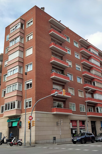 La especulación urbanística en Barcelona, de los años 60 hasta inicios de siglo XXI, fue derribando las casitas, y talando los jardines, para construir grandes edificios. Barrio Sant Gervasi — Bonanova, fachada de la torre de Castanyer, Barcelona, España