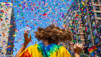 La «marcha del orgullo» es una manifestación anual cuyo objetivo principal es exhibir en público la diversidad de orientaciones sexuales y géneros, con el fin de que la sociedad se familiarice y acepte con naturalidad la dignidad de las sexualidades tradicionalmente perseguidas y reprimidas