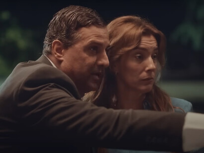 Elementos clásicos como caídas, persecuciones, enredos amorosos y personajes estereotipados son reutilizados en clave actual para provocar la risa colectiva