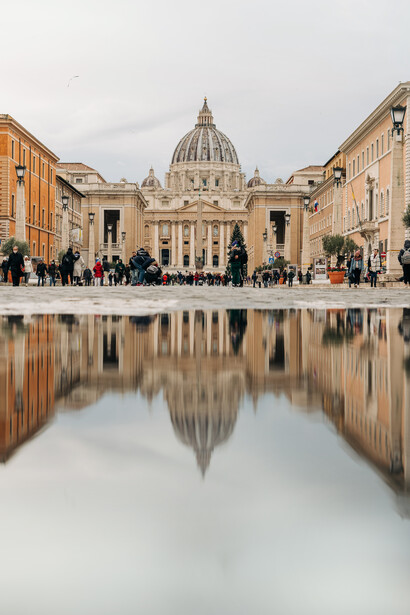 La questione non è se Gesù Cristo fosse povero o no, ma se debba esserlo la Chiesa