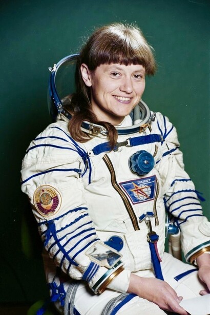 Nel 1983 la cosmonauta Svetlana-Savitskaya diventa la prima donna a compiere una 	passeggiata nello spazio