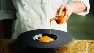 Angel R. Betancourt además de un pastelero, es un artista