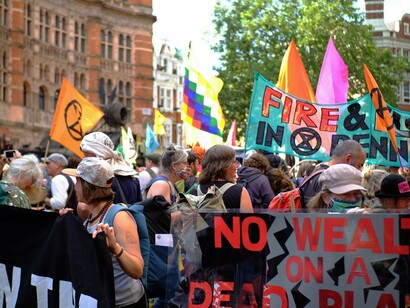 A Terra grita. Os sinais estão por toda parte: colheitas falhando, mares ácidos, incêndios incontroláveis, estações instáveis, espécies inteiras desaparecendo em silêncio. Mas o que estamos fazendo? O que de fato estamos fazendo?

