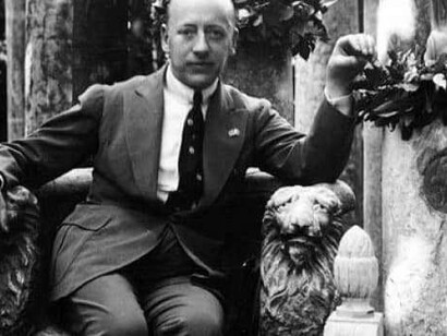 Foto di Gabriele D'Annunzio seduto su una sedia in un giardino