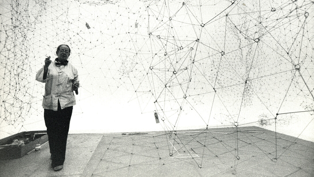 Gego installa Reticulárea 1981 [Reticular 
1981], Sala Gego, Galleria d'Arte Nazionale, Caracas, 1980. Per gentile concessione del Zentrum Paul Klee