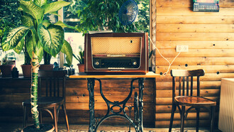 Ese amigo que por la magia de la radio camina siempre a tu lado