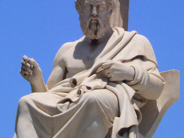 Escultura de Platón en la Academia de Atenas, Grecia, fundador de la paideia filosófica y teórico de la justicia como salud del alma y del Estado