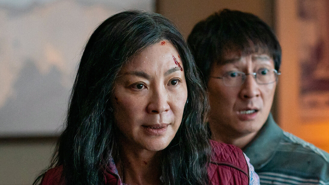 Michelle Yeoh e Ke Huy Quan nos papéis de Evelyn e Wyamond, respectivamente