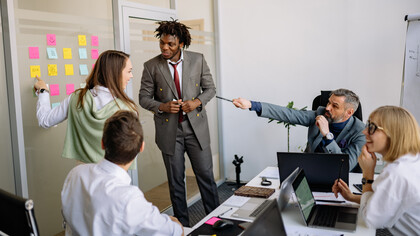 Colegas de trabalho compartilham ideias para um projeto