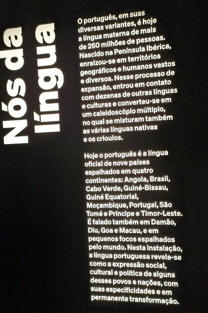 Recursos interativos explicam a evolução da escrita e das palavras ao longo dos séculos. A ortografia é resultado de convenções históricas que nem sempre acompanham as mudanças da fala. Painel expositivo no Museu da Língua Portuguesa, Praça da Luz, São Paulo, SP, Brasil