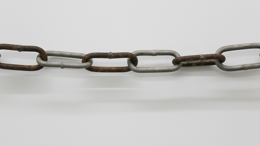 Stéphanie Saadé, "Opposite Chain", 2014, fer, acier inoxydable, éd 1/3 + 2 ea, 250 x 5 cm, courtesy of galerie anne barrault