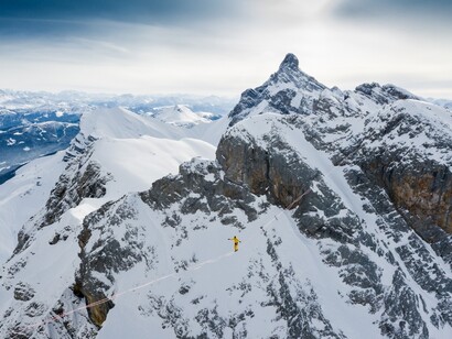 “Highline” lo scatto del fotografo francese David Machet in arrivo dalle Alpi francesi (Catena degli Aravis) e vincitore nella categoria Sport