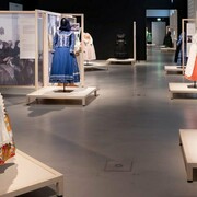 Heavy fabric. Women, traditional costume, life stories, exhibition view. Courtesy of Museum Europäischer Kulturen