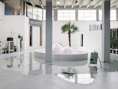 Laure Prouvost, Ring sing and drink for trespassing. Exhibition view at Palais de Tokyo, Paris, 2018, ph. Aurélien Mole. Courtesy of the artist; Galerie Nathalie Obadia, Paris / Brussels; Carlier Gebauer, Berlin; and Lisson Gallery, London / New York