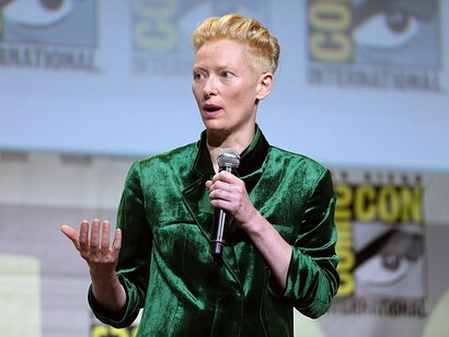 Tilda Swinton prenant la parole lors du Comic-Con International de San Diego en 2016