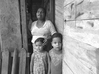 Una madre con sus hijas vive en la pobreza en Nicaragua