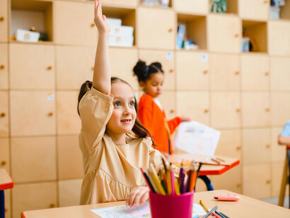 En cambio, tu mirada -que era auténtica, pura, caricia y desenfado- decía sus verdades  
aunque nadie escuchara… y de pronto mentiste: "Fui yo", le confesaste, frente a toda la clase