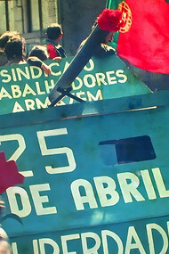 Revolução dos Cravos. A Revolução dos Cravos tardou, mas concretizou-se a 25 de abril de 1974 pela mão do Movimento das Forças Armadas (MFA), conseguindo assim derrubar aquele que foi o regime ditatorial mais longo da Europa
