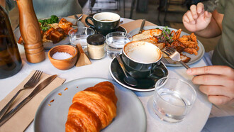 Mesa com comidas de um brunch