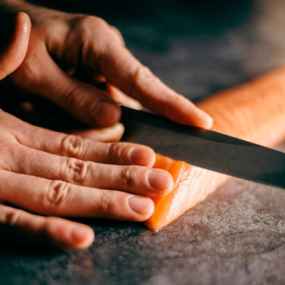 Alimento sendo manuseado. Toxi-infecções ocorrem quando há a ingestão de alimentos contaminados por microrganismos que produzem toxinas dentro do corpo do hospedeiro, como no caso do Clostridium perfringens