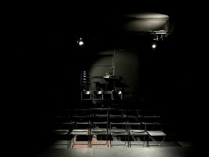 Sillas en una sala de teatro off