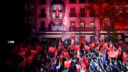Simpatizantes del PSOE celebran la victoria en las elecciones delante de la sede del partido en la madrileña calle de Ferraz