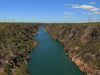 Próximo a Paulo Afonso, na divisa entre Bahia e Alagoas, o rio atravessa uma paisagem marcada pelo relevo e pela presença humana, evidenciando a complexa relação entre natureza, território e aproveitamento de suas águas