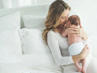 Mothers preferably hold their children in their arms with their left arm resting them on the left side of the chest