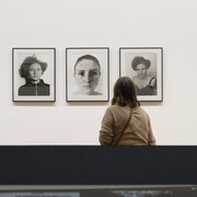 Érguete. La huella de las madres, vista de exhibición. Cortesía de MARCO