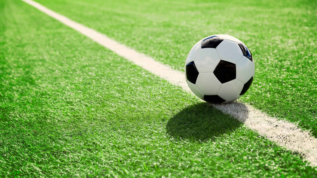 Balón de futbol soccer sobre césped 