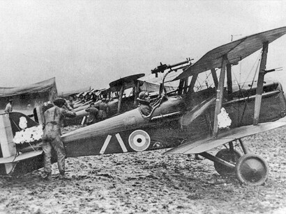 Uno schieramento di Royal Aircraft Factory SE5a pronto al decollo