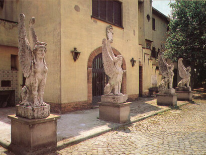 Villa Zeri, esterno con statue