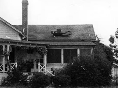 Fotograma de la performance «Fall 1» (Los Ángeles) de Bas Jan Ader, 1970