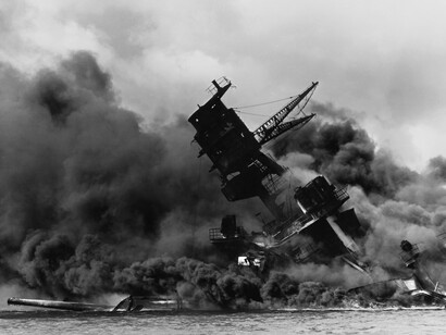 La USS Arizona in fiamme dopo l'attacco Giapponese a Pearl Harbor