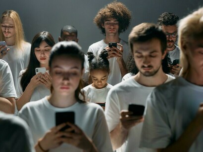 Pasamos horas interactuando en plataformas digitales sin notar que estas conexiones suelen ser superficiales o mediadas por algoritmos