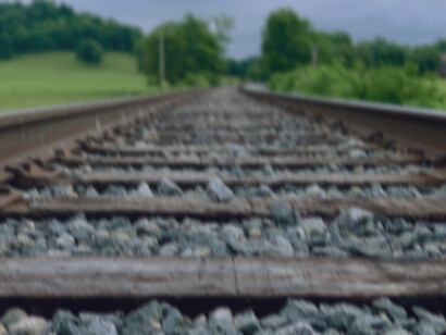 Binari, movimento. Prima o poi quel treno riparte e quella rabbia travolgente come è arrivata, così andrà via, senza più quel rumore assordante
