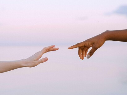 Las manos permiten interactuar con el medio en una infinidad de acciones que nos parecen naturales, pero dependen a su vez de un sistema de regulación más complejo