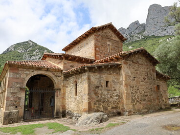 La iglesia de Santa María de Lebeña fue mandada construir en el año 925 por Alfonso y Justa, nobles locales vinculados al Condado de Liébana, Cantabria, España