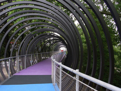 Cuando éramos más animales, al parecer no teníamos tanta admiración por otros humanos. Ese poder a los admirados venía de la naturaleza. Se temía a los rayos, a los truenos.  Slinky Springs to Fame, Oberhausen, Alemania