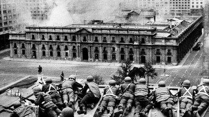Militares insurrectos atacan el Palacio de la Moneda en Santiago de Chile, 1973