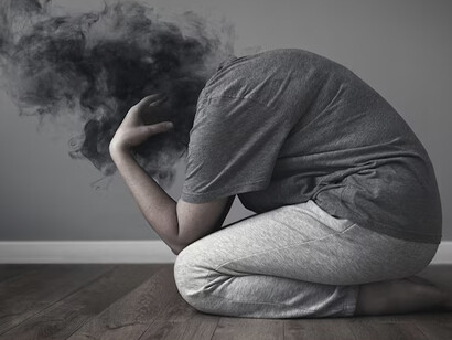 Mujer con migraña y medicina