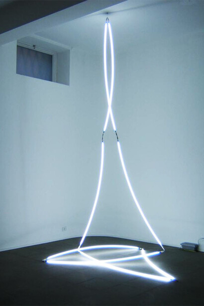 François Morellet. Lamentable Ø 5m blanc (2005). 8 white neon tubes, transformer, cables, ed 2/3. Height: 250 < 380 cm Chord of each neon 190 cm . Courtesy of the artist/Annely Juda Gallery, London.
