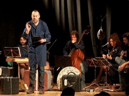 Gianni Michele durante una performance