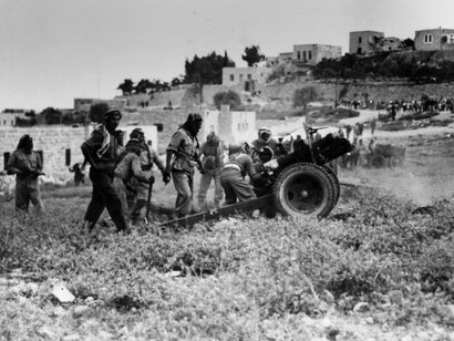 Legión árabe dispara un cañón de campaña de 25 libras durante los combates alrededor de Jerusalén, 1948