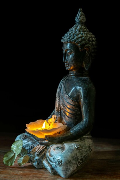 Olha dona Alma, é mesmo uma outra forma de viver, e precisamos treinar essa precisão impecável, de alguma maneira, em todos os níveis do nosso ser, sobretudo, na mente. Você leitor presta atenção aquilo que pensa? Está impecável nessa atenção de perceber de onde vem cada pensamento? Até porque, tem pensamentos que não queremos ter, não é verdade? Hora de prestar atenção e chegar à origem de cada um deles, os indesejáveis então, poderão ser diluídos. Atento a tudo que pensa, pensará menos, e nunca mais será surpreendido por qualquer um que seja, diluindo-o a tempo de não sair por aí fazendo desordem