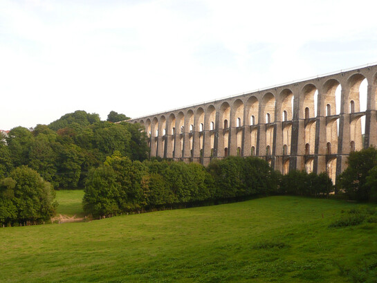 Dressé au-dessus des vallées de Haute-Marne, le viaduc de Chaumont traverse le temps avec la même majesté qu’au début du XXe siècle, lorsque les cartes postales en faisaient déjà un monument d’admiration régionale