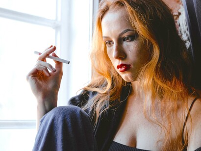 Moça reflete ao lado da janela