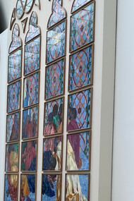 Alignés comme une promesse de lumière, les vitraux de Claire Tabouret dévoilent au Grand Palais les coulisses d’une œuvre monumentale, entre spiritualité, couleur et modernité, en écho à la future renaissance de Notre-Dame