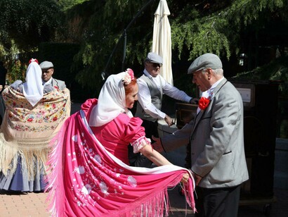 Durante estos días, la ciudad se llena de escenarios donde se presentan desde bandas locales hasta artistas de renombre. Los géneros musicales son variados, pero la zarzuela y el chotis sobresalen