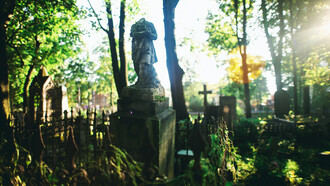 Escultura en medio de un cementerio ubicado en Filipinas